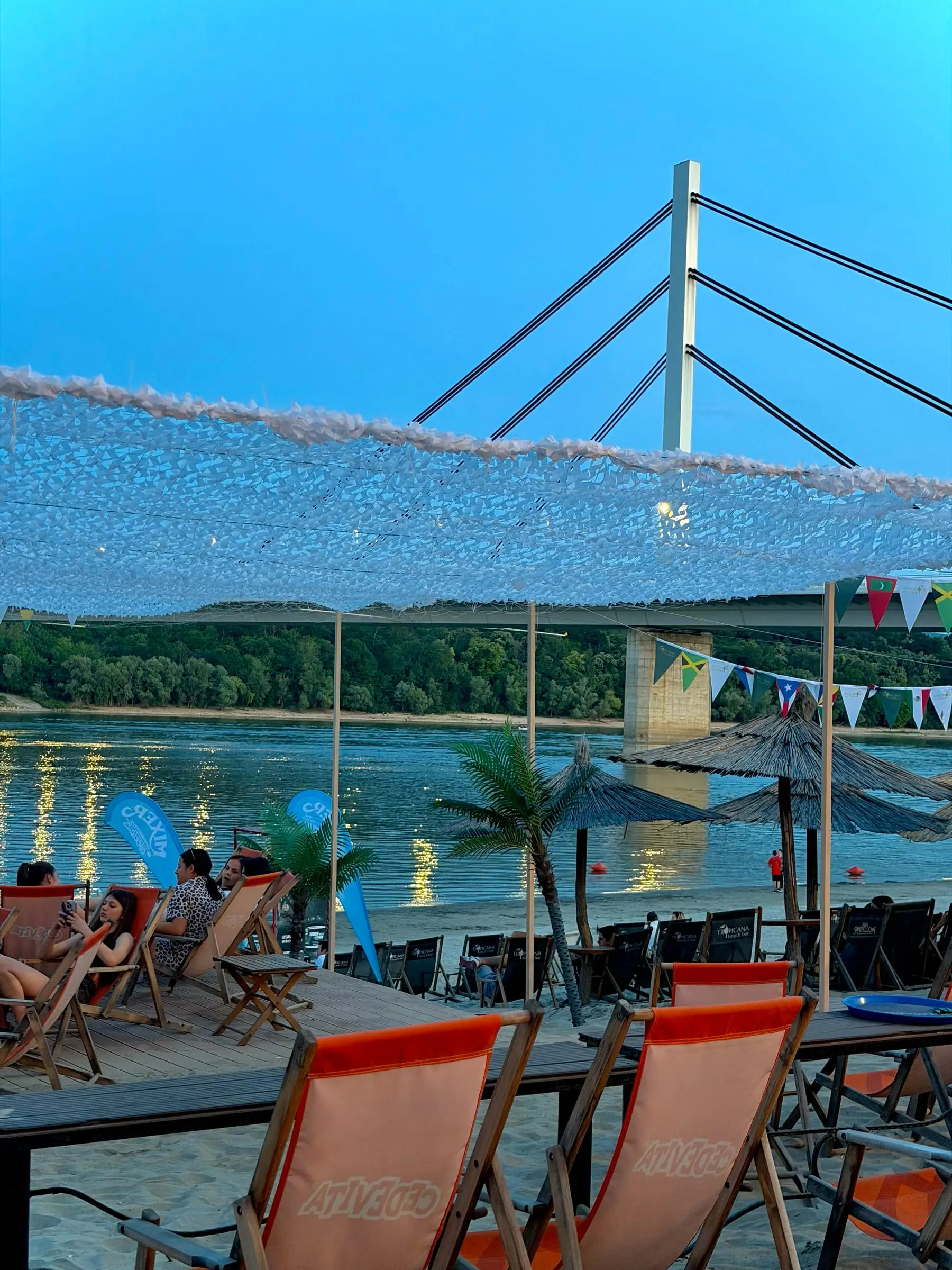 Ležaljke na Sunčanom keju i Most slobode u sumrak