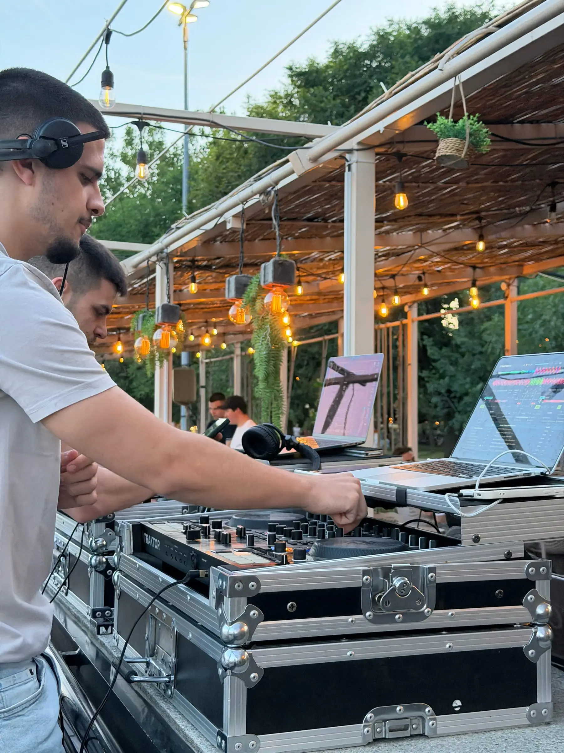 DJ pult ispod lampica